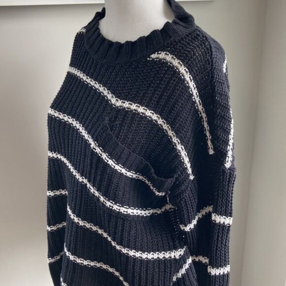 American Eagle Black and White Striped Pocket Sweater - Picture 5 of 10